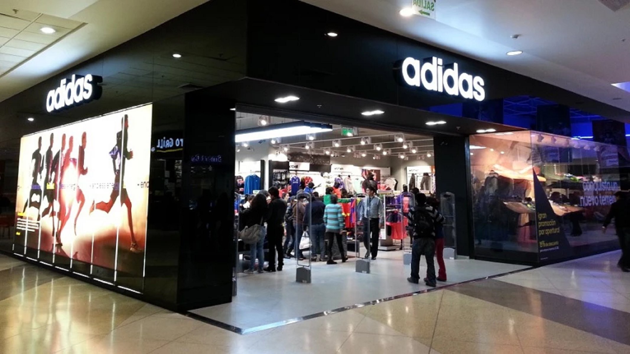 Adidas busca empleados para puestos diversos.