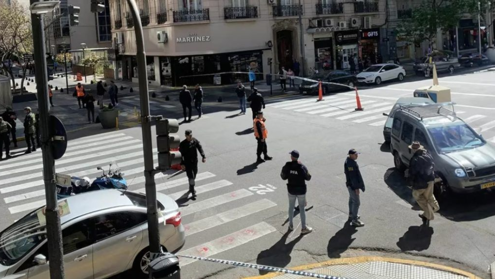 Por seguridad se cortó el tránsito en los alrededores de las dos embajadas.