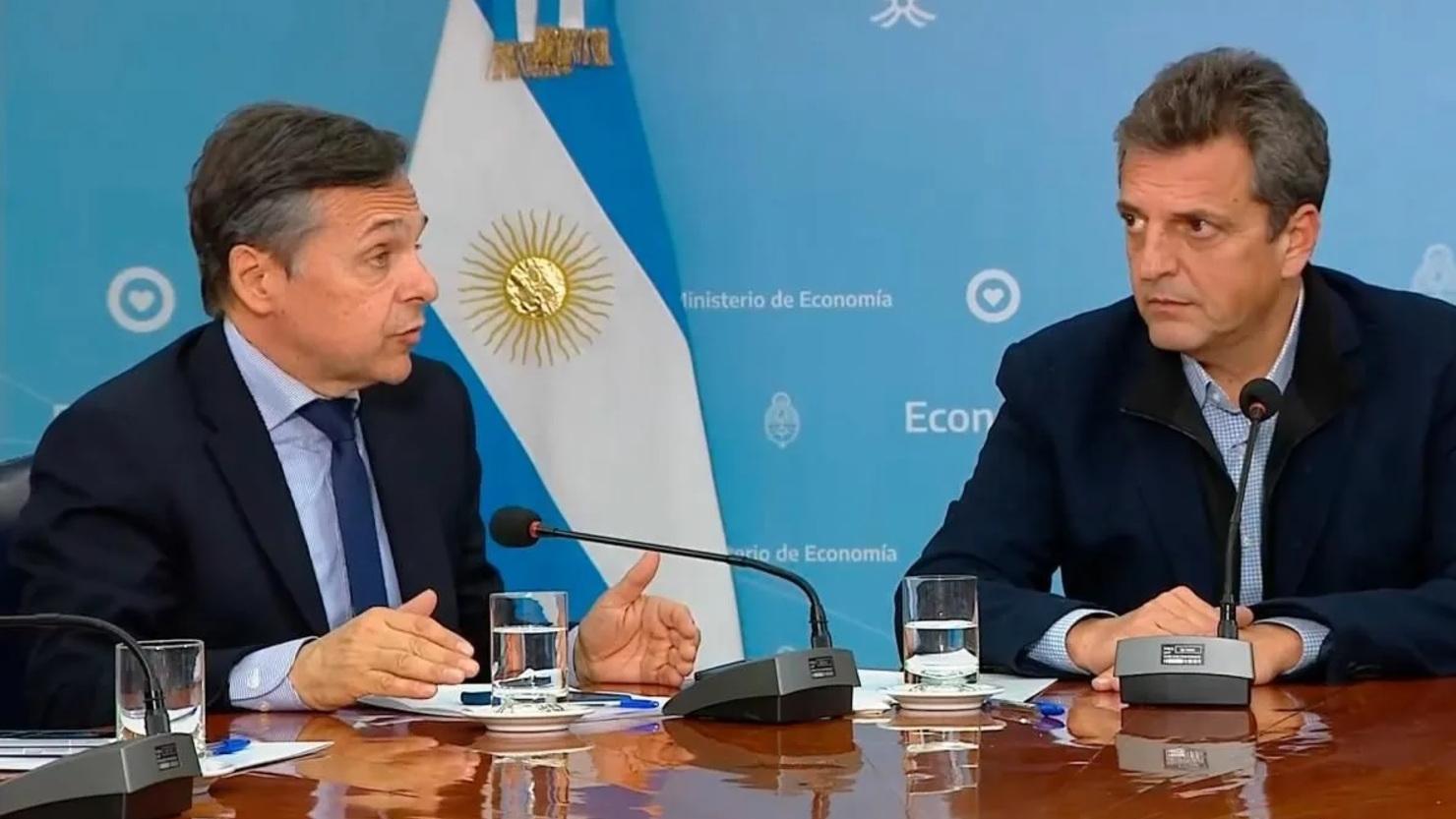 Sergio Massa y Diego Giuliano hablaron sobre la medida que ofrece renunciar al subsidio en el transporte.