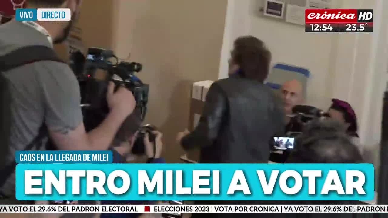 Javier Milei ya sufragó en las urnas