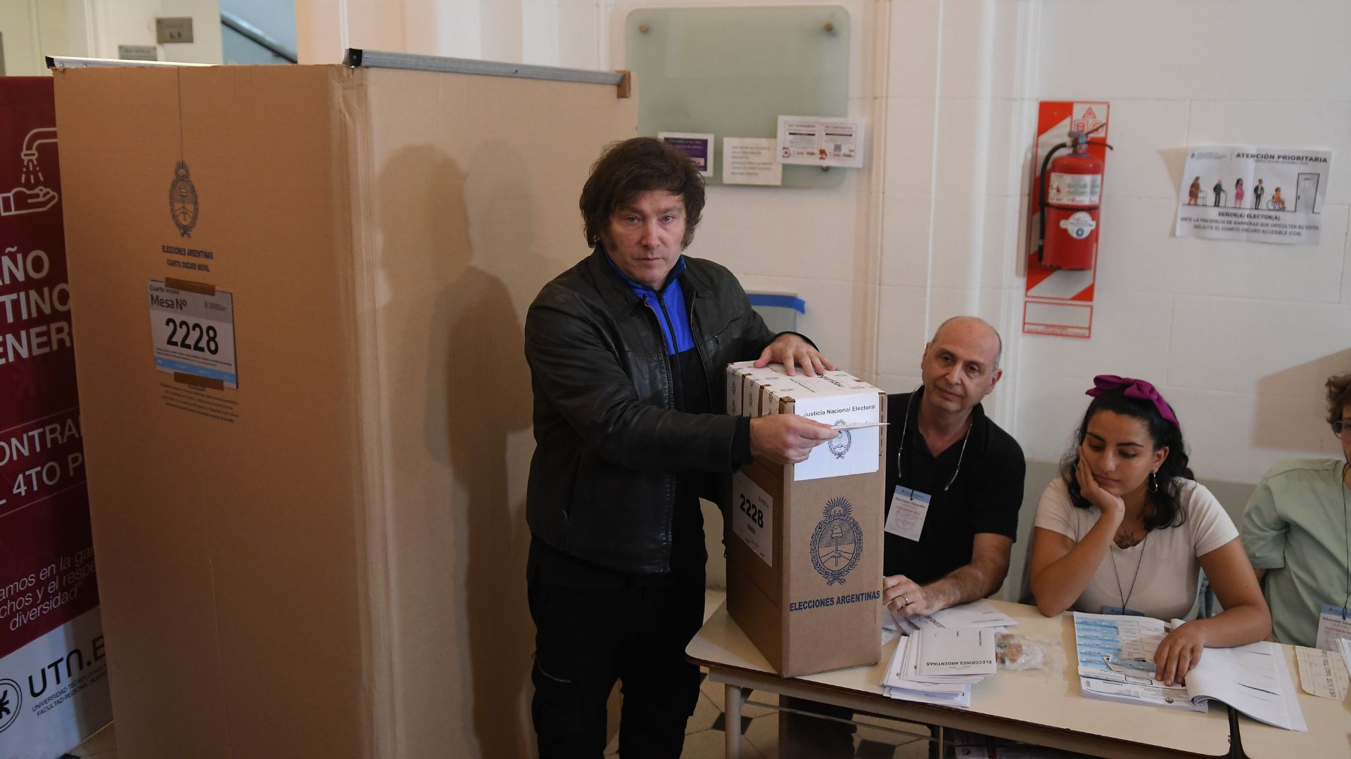 Javier Milei concurrió a una escuela del barrio de Almagro para dejar su voto. 