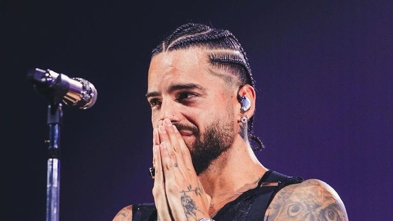 Maluma emocionado en su show.