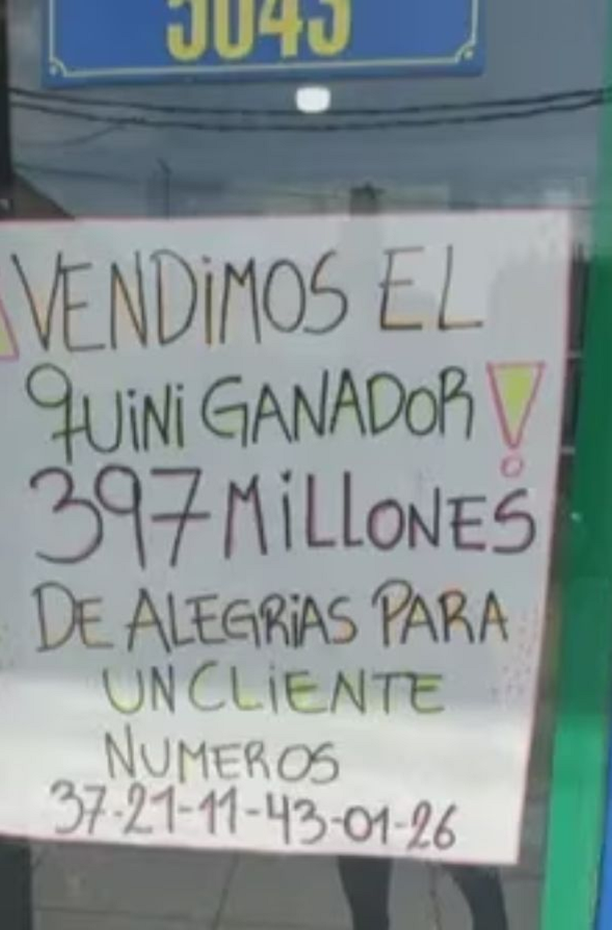 El cartel que colocó la agencia de quiniela en la vidriera.