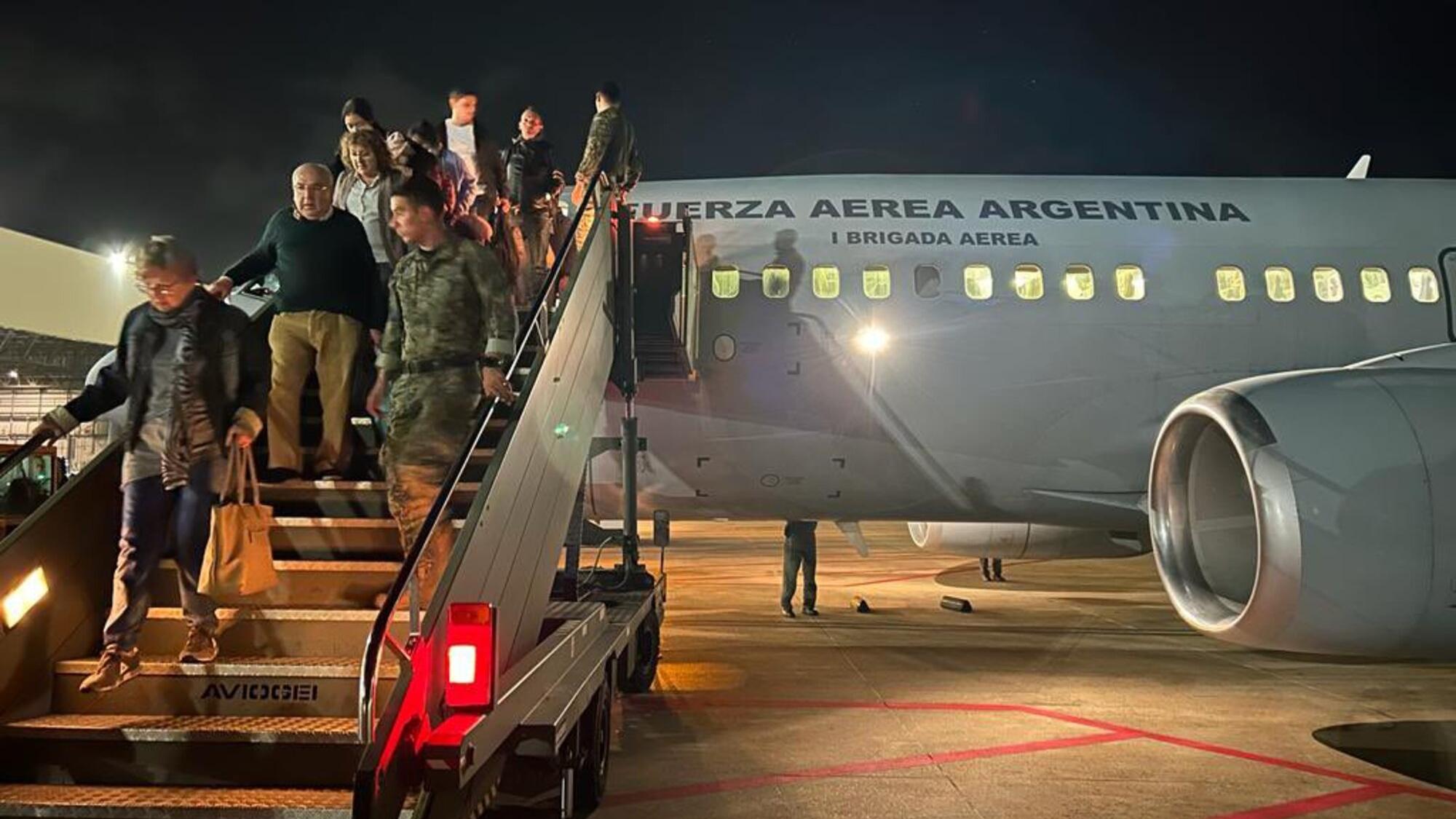 El momento de la llegada a Roma de los ciudadanos argentinos que decidieron dejar Israel (X -ex Twitter- @robertinocarles).