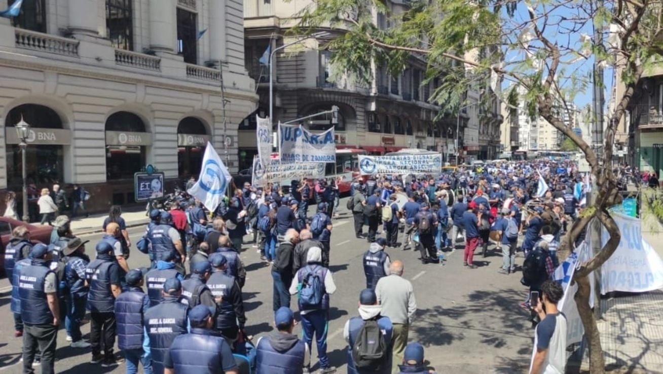 Los vigiladores privados se habían movilizado recientemente al Ministerio de Trabajo (Gentileza @UPSRAok).