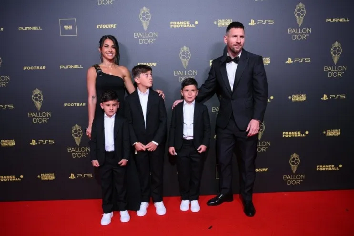 Lionel Messi junto a su mujer Antonela Roccuzzo y sus hijos, en la ceremonia por el Balón de Oro 2023.