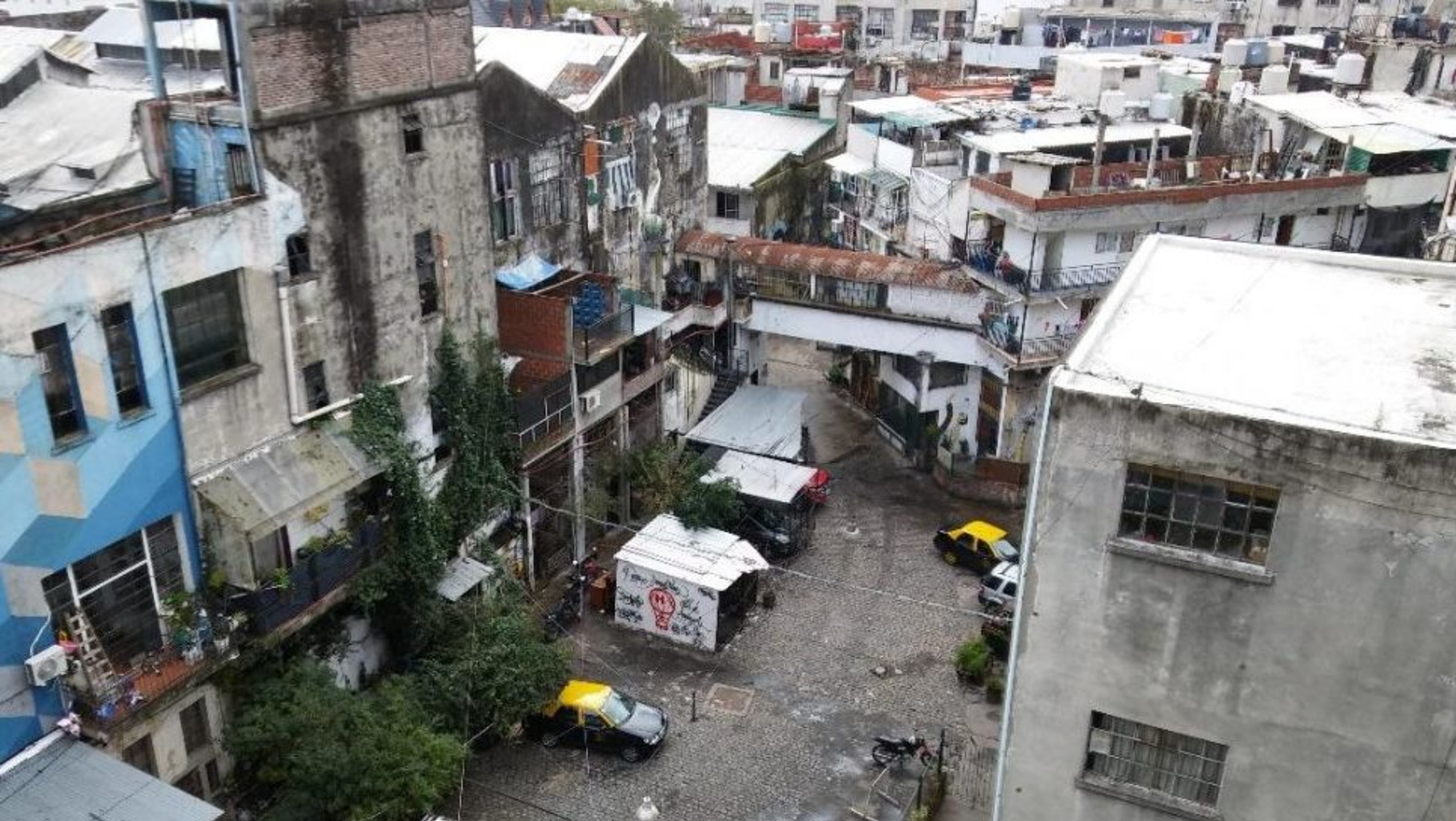 ¡Tensión! Inminente desalojo de cien familias que habitan una vieja fábrica en Parque Patricios.