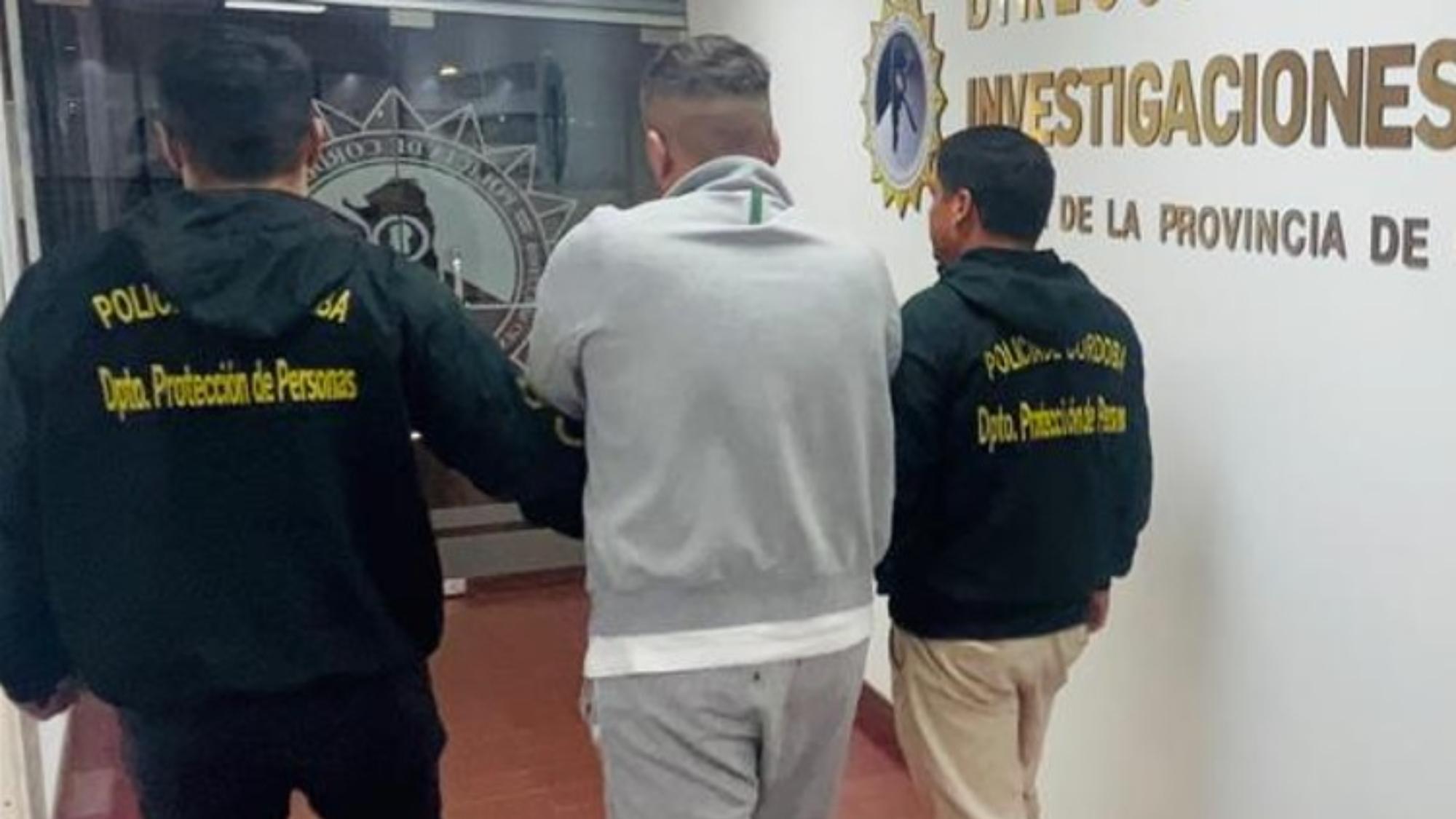 Así fue trasladado el sujeto arrestado por los funcionarios.