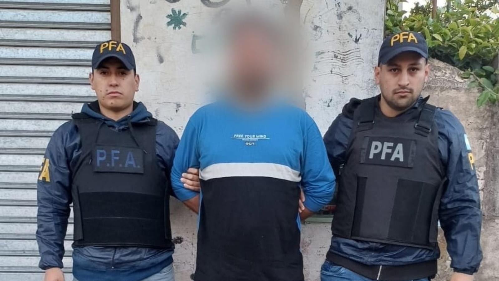 Efectivos de la Policía Federal, junto al detenido.