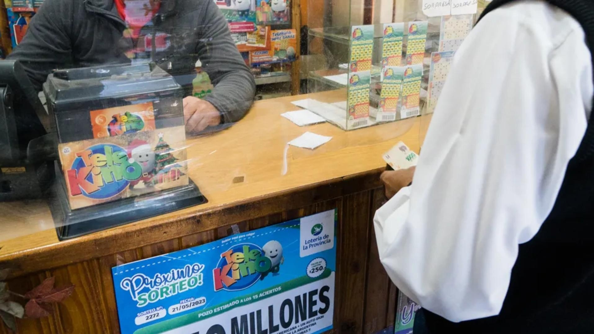 Un hombre obtuvo un premio millonario después de jugar a la lotería, pero decidió no contárselo a nadie.