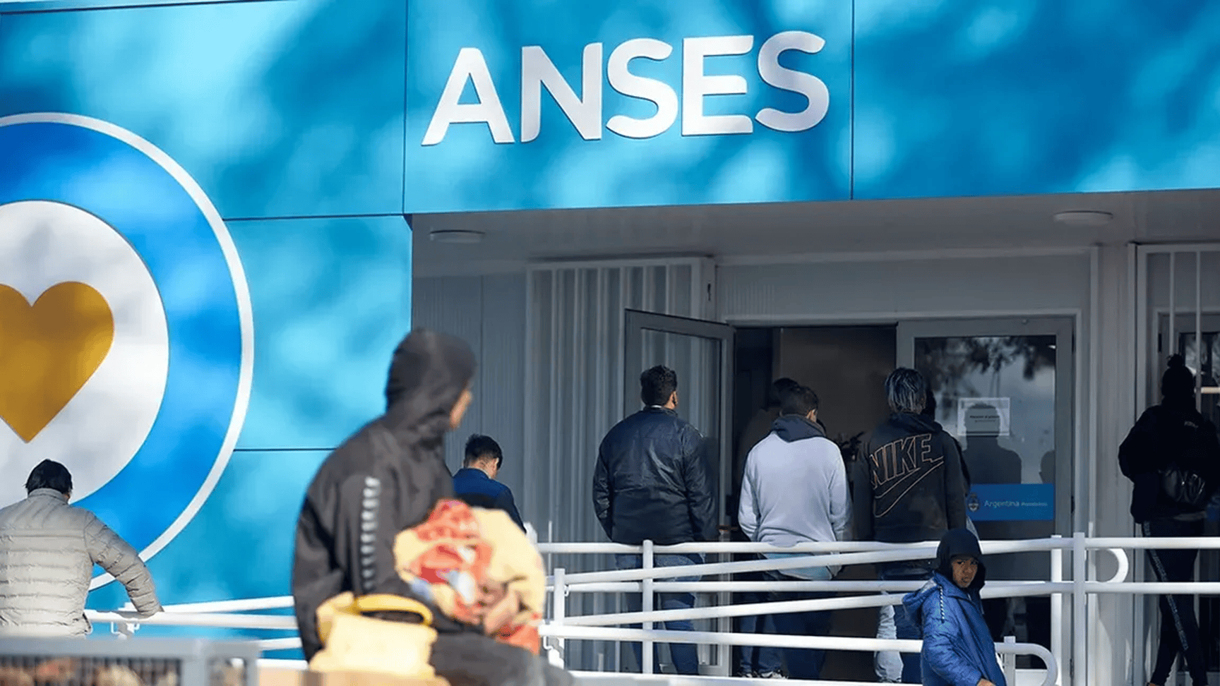 Jubilados, pensionados y trabajadores formales ya pueden acceder al nuevo crédito de ANSES (Archivo).