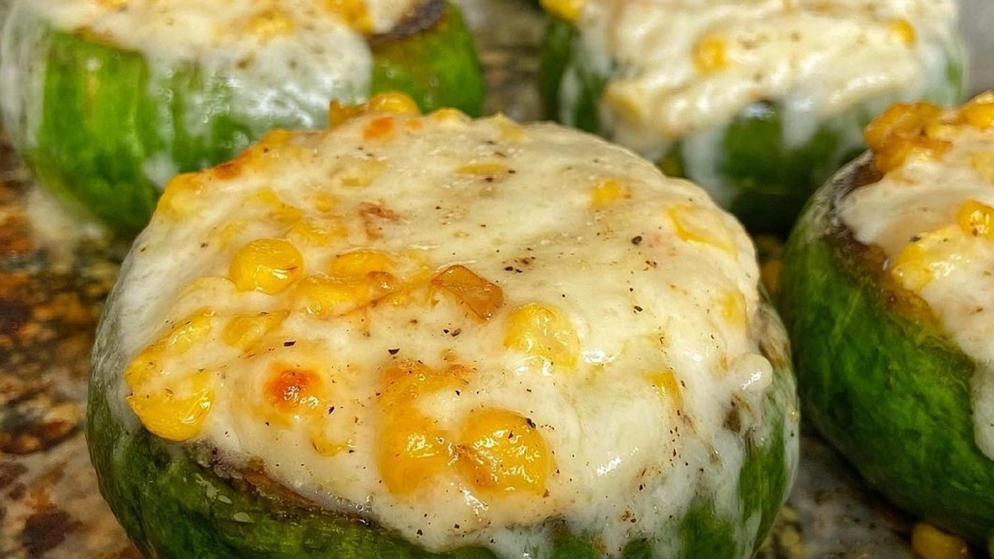 Increíble receta de zapallitos verdes rellenos con choclo y queso, saludable e ideal para acompañar otras comidas.