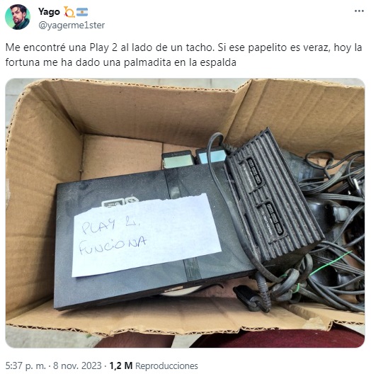 El tuit del pibe que se encontró la   <a href='https://www.cronica.com.ar/tags/Playstation'>Playstation</a> 2 en la calle y despertó la envidia de todos en las redes sociales (Twitter/@yagerme1ster).