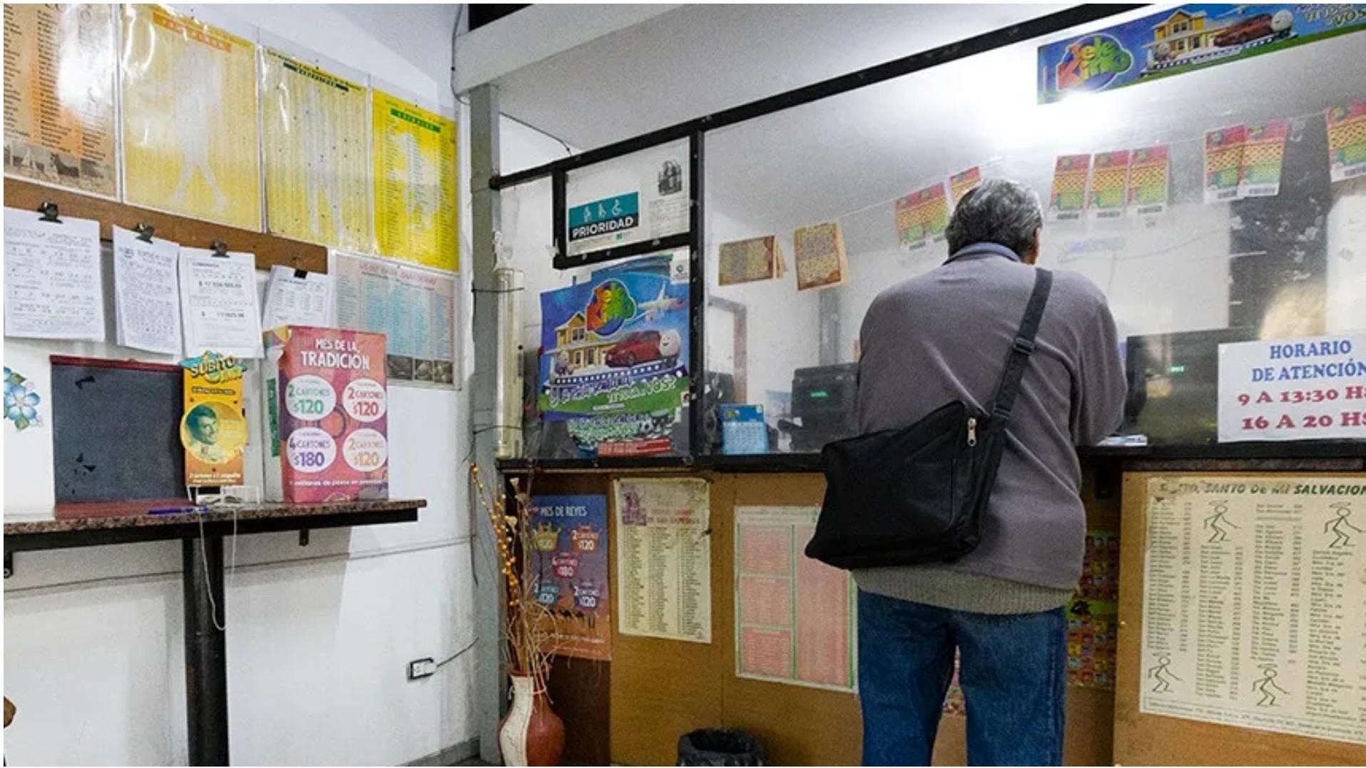 El increíble premio que ganó un hombre después de jugar a la lotería.