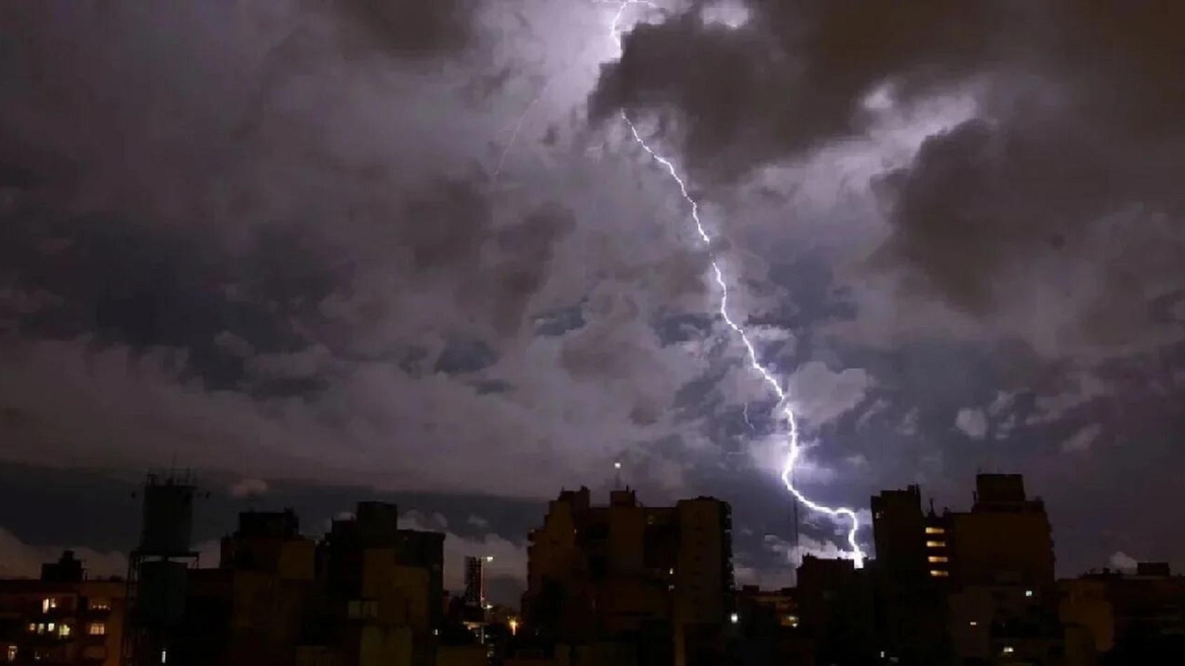 Alerta meteorológica naranja por tormentas: prevén actividad eléctrica y caída de granizo, ¿cuáles son las zonas afectadas?