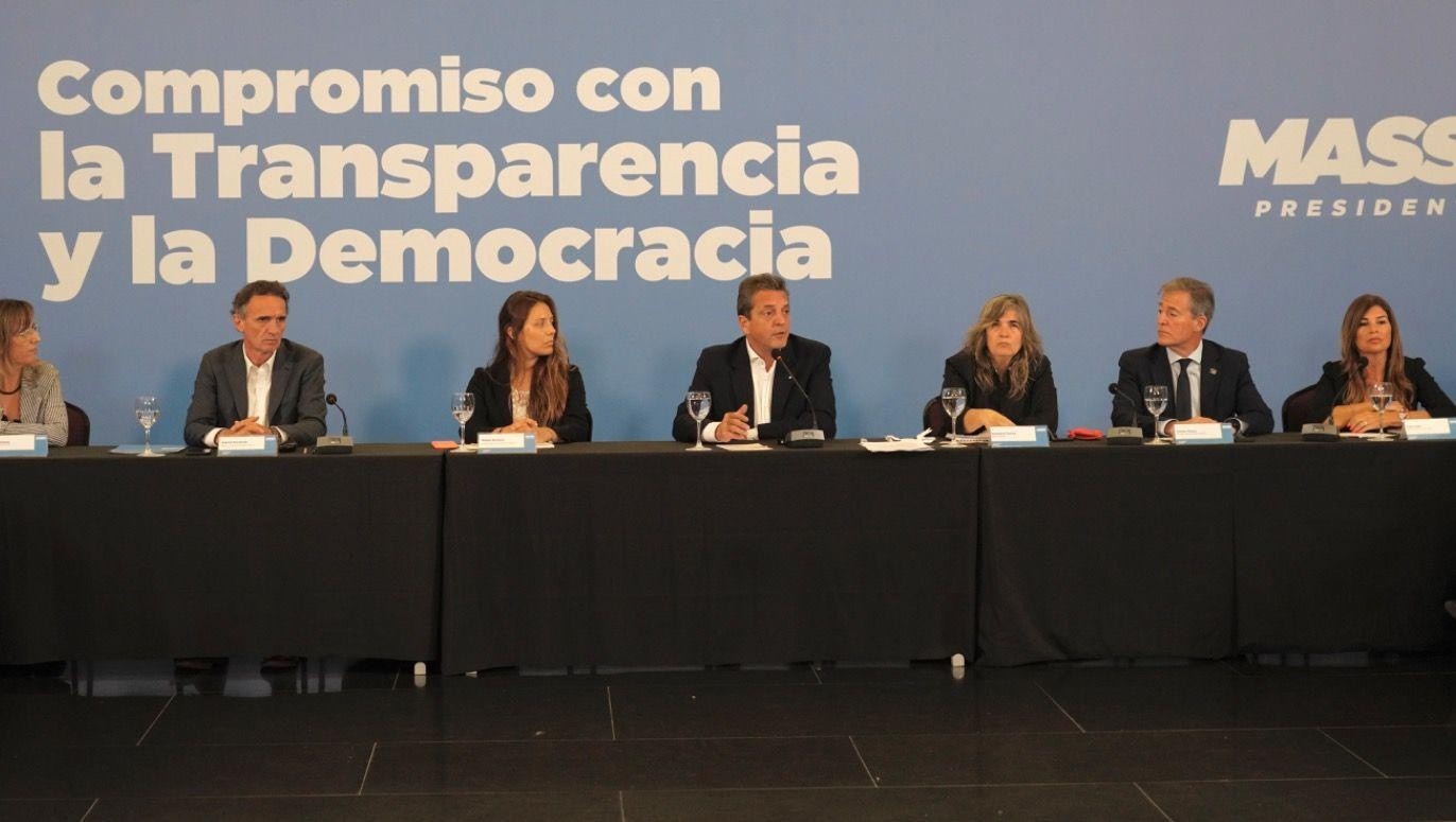 Massa adelantó que, si gana las elecciones, la oficina anticorrupción estará a cargo de la oposición.