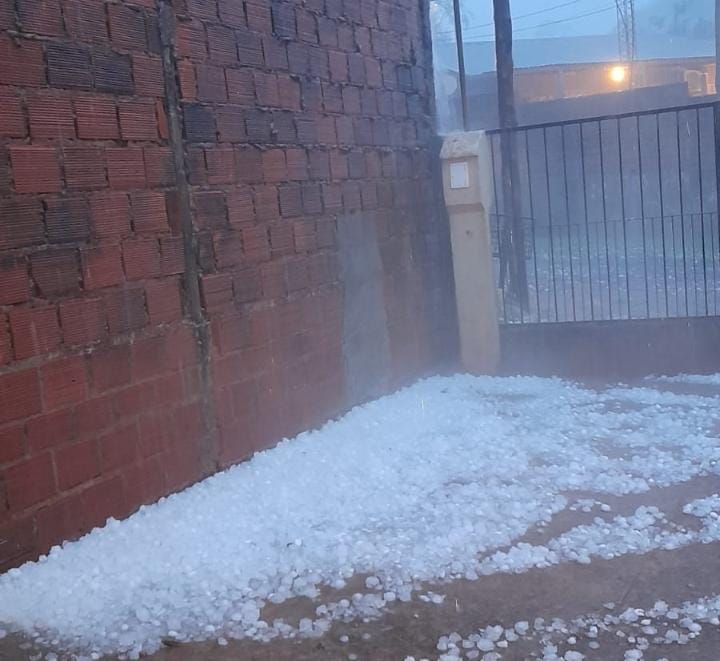   <a href='https://www.cronica.com.ar/tags/Tormenta'>Tormenta</a> de granizo provocó rotura de ventanas, autos y calles inundadas en Posadas.