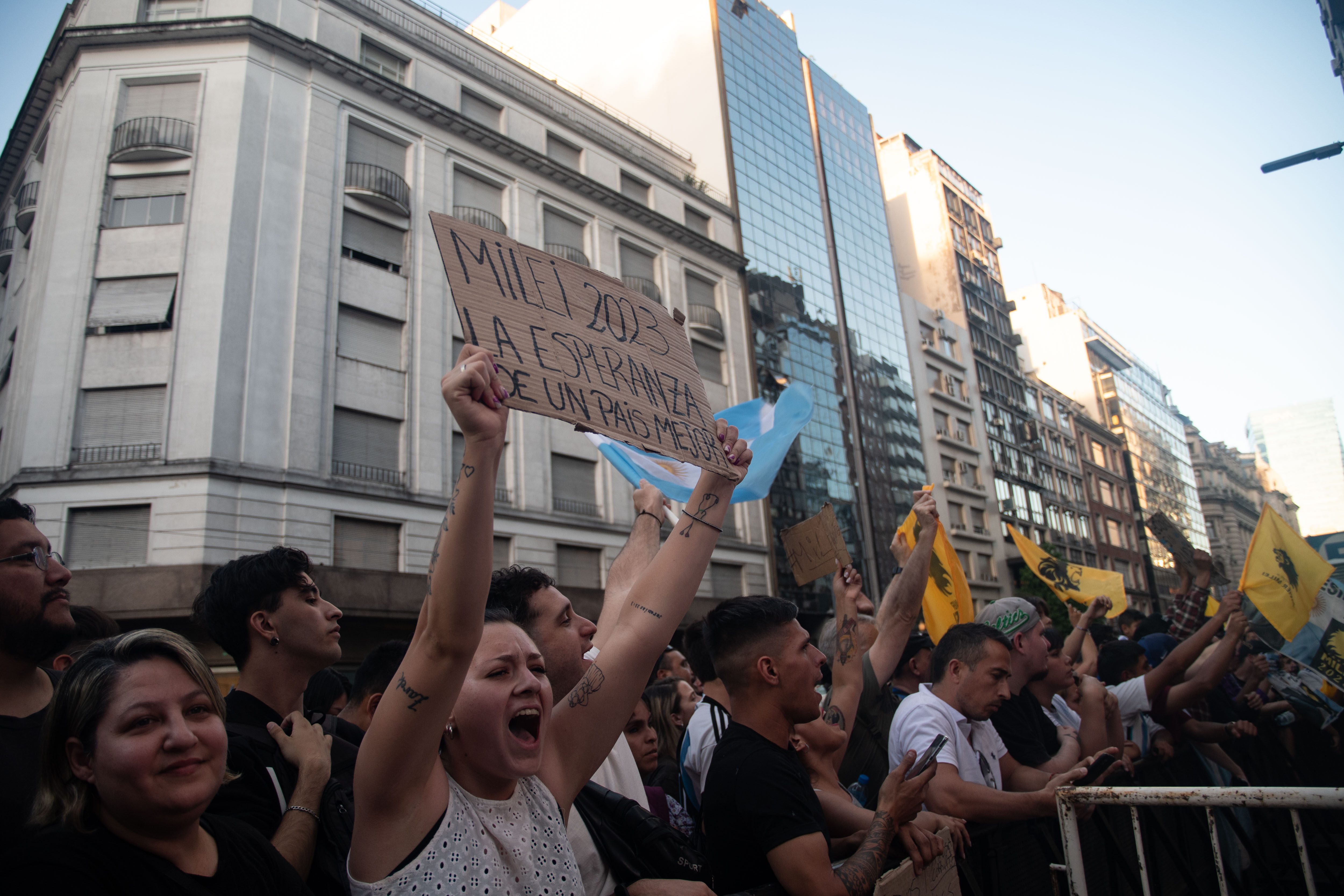 Militantes libertarios esperan los resultados de las elecciones afuera del búnker de Milei (Télam).