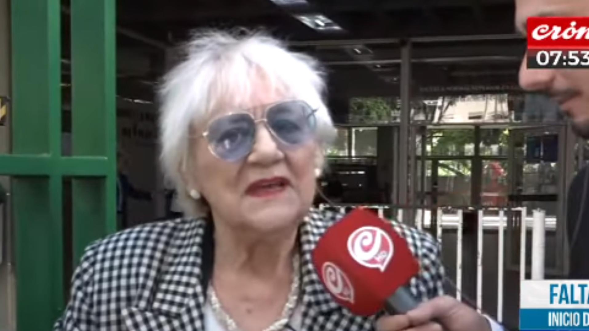 Azucena tiene 89 años y llegó al colegio antes del comienzo de las elecciones presidenciales 2023.