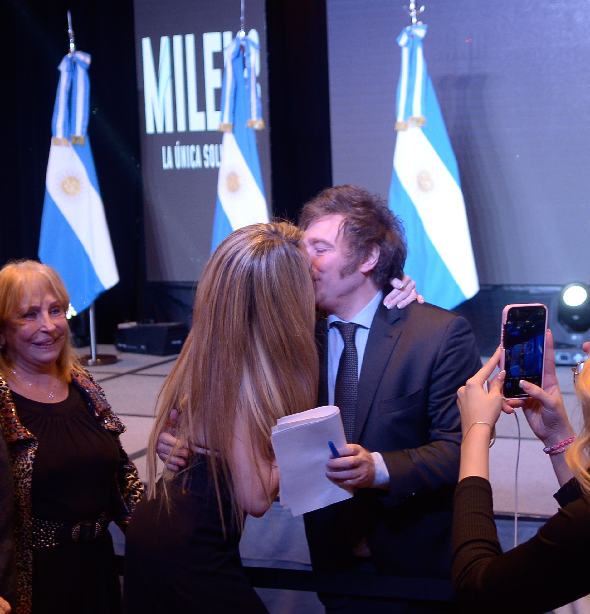 Javier Milei y su beso apasionado a Fátima Florez (Crónica/Fernando Pérez Re).