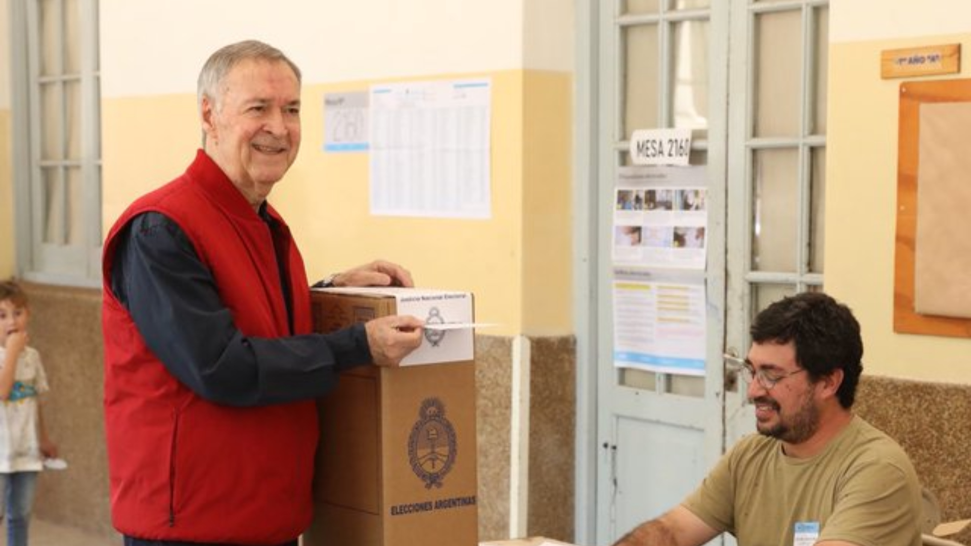 Juan Schiaretti votó en el Instituto Domingo Savio de Córdoba. (Twitter)