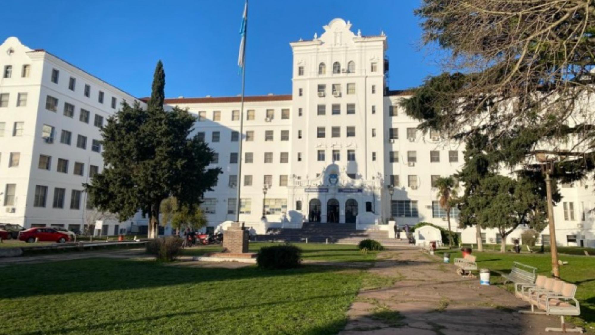 El herido fue asistido por los medicos en este hospital.