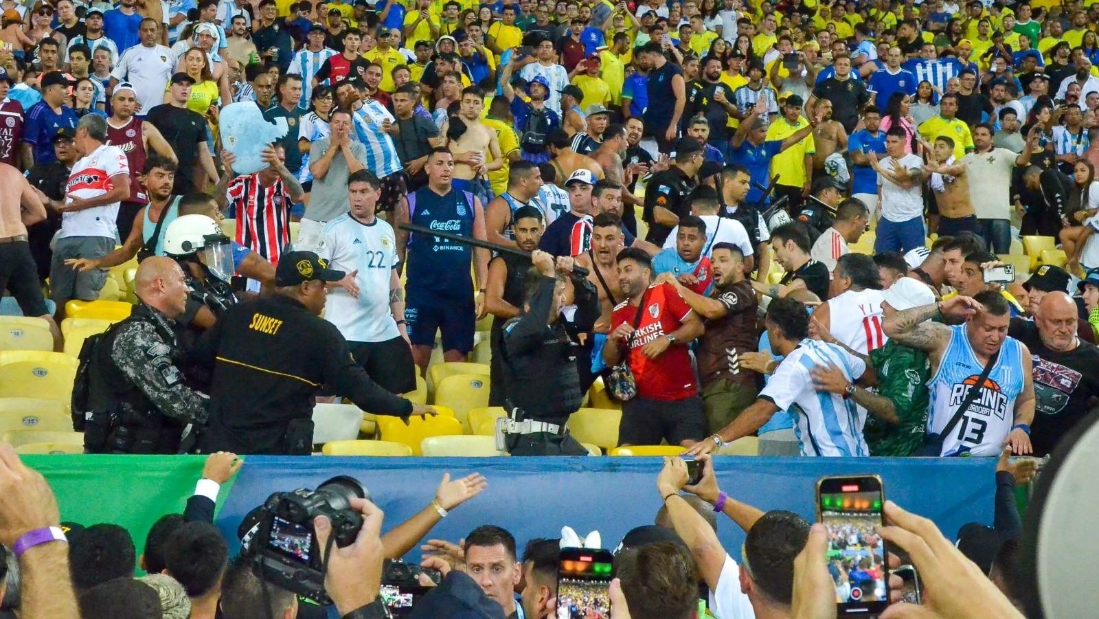 Uno de los tantos momentos violentos que se dio en el Maracaná. La policía de Río de Janeiro atacó a los hinchas de Argentina (Foto: Baires)