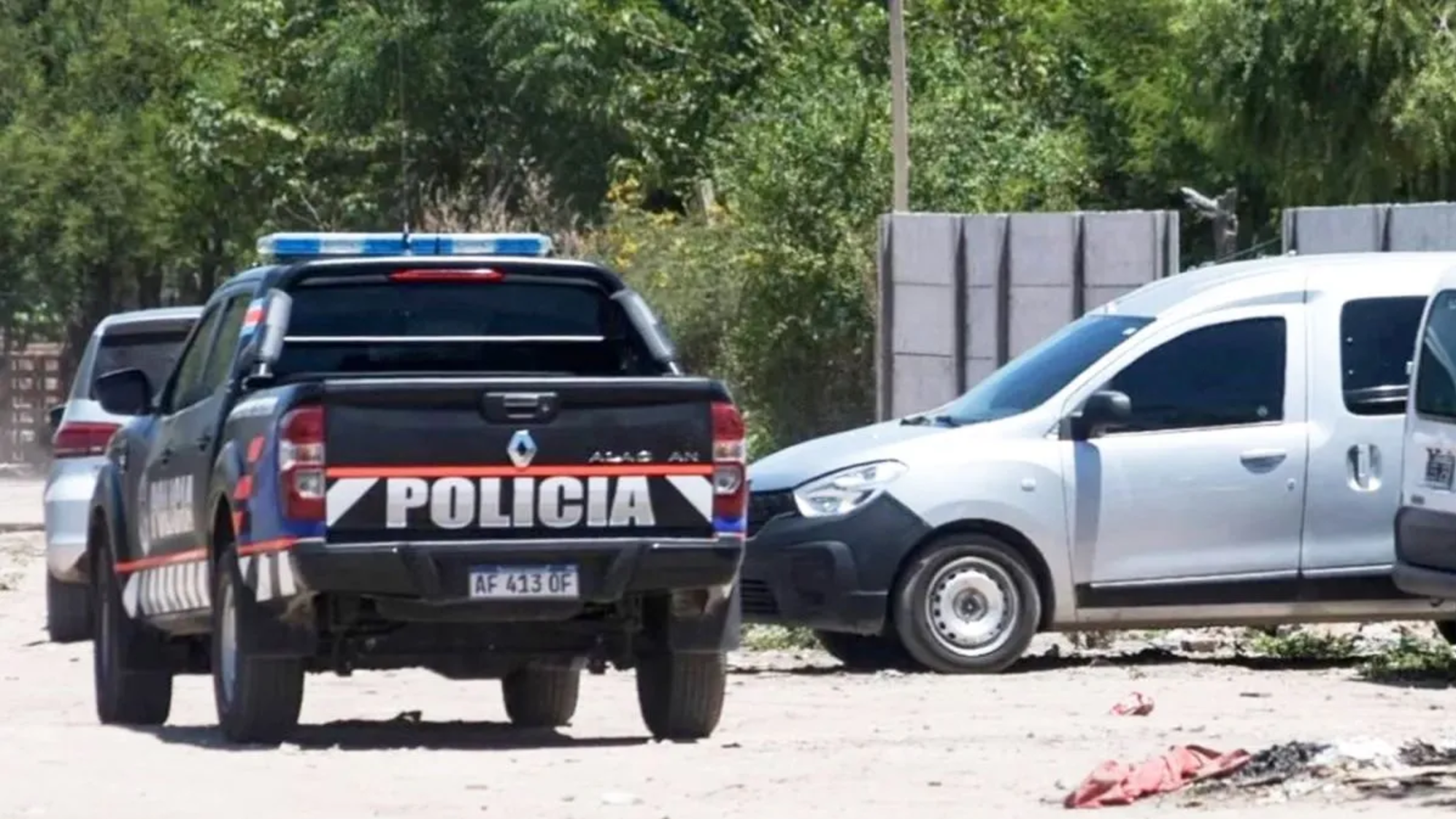 La policía trabajando en el lugar donde la mujer se roció con alcohol.