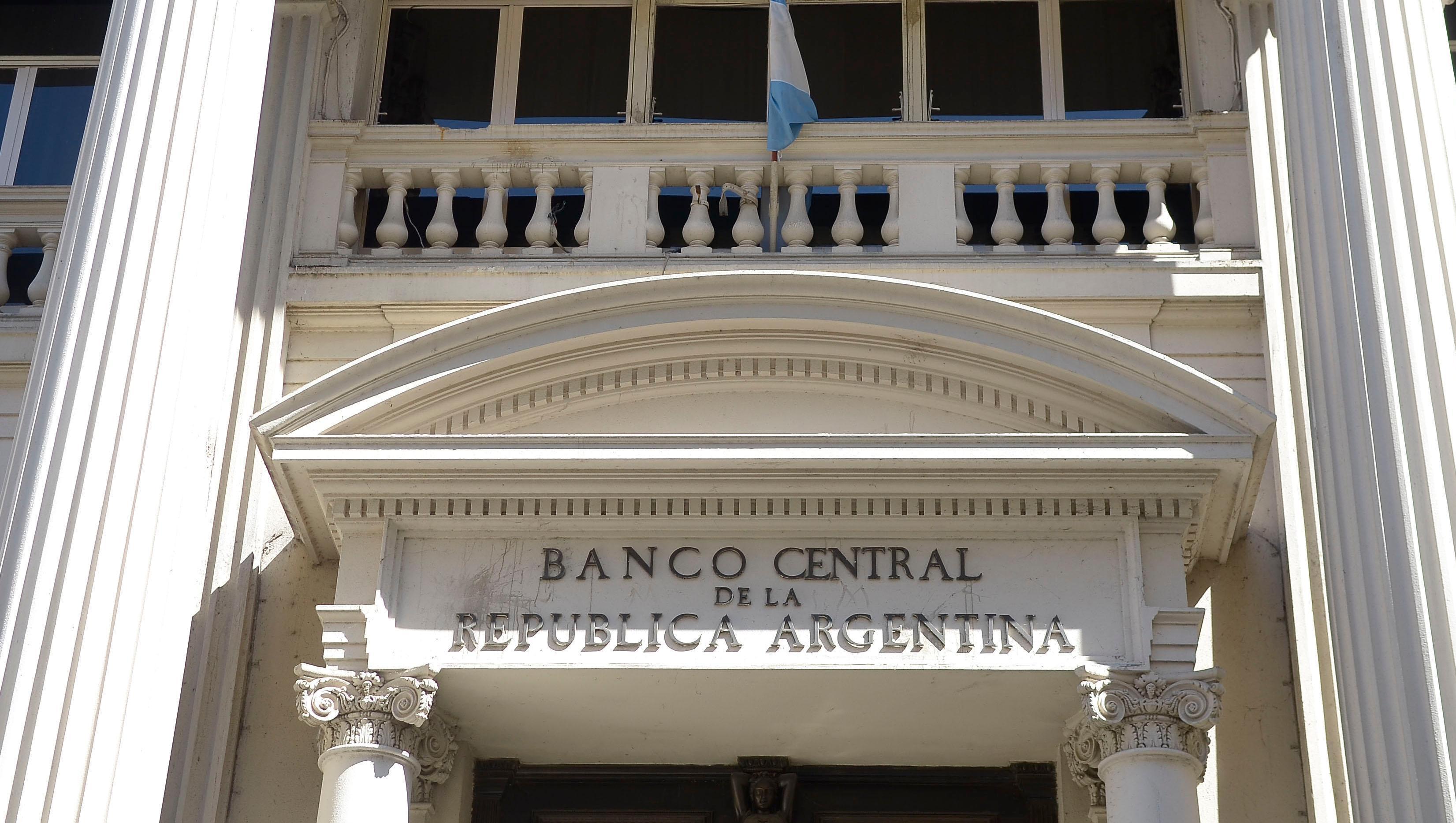 En octubre, el   <a href='https://www.cronica.com.ar/tags/Banco Central'>Banco Central</a> subió a 133% la Tasa Nominal Anual (TNA) y a 253% la Tasa Efectiva Anual (TEA).