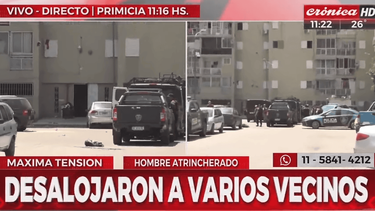 Hombre atrincherado con un arma de fuego.