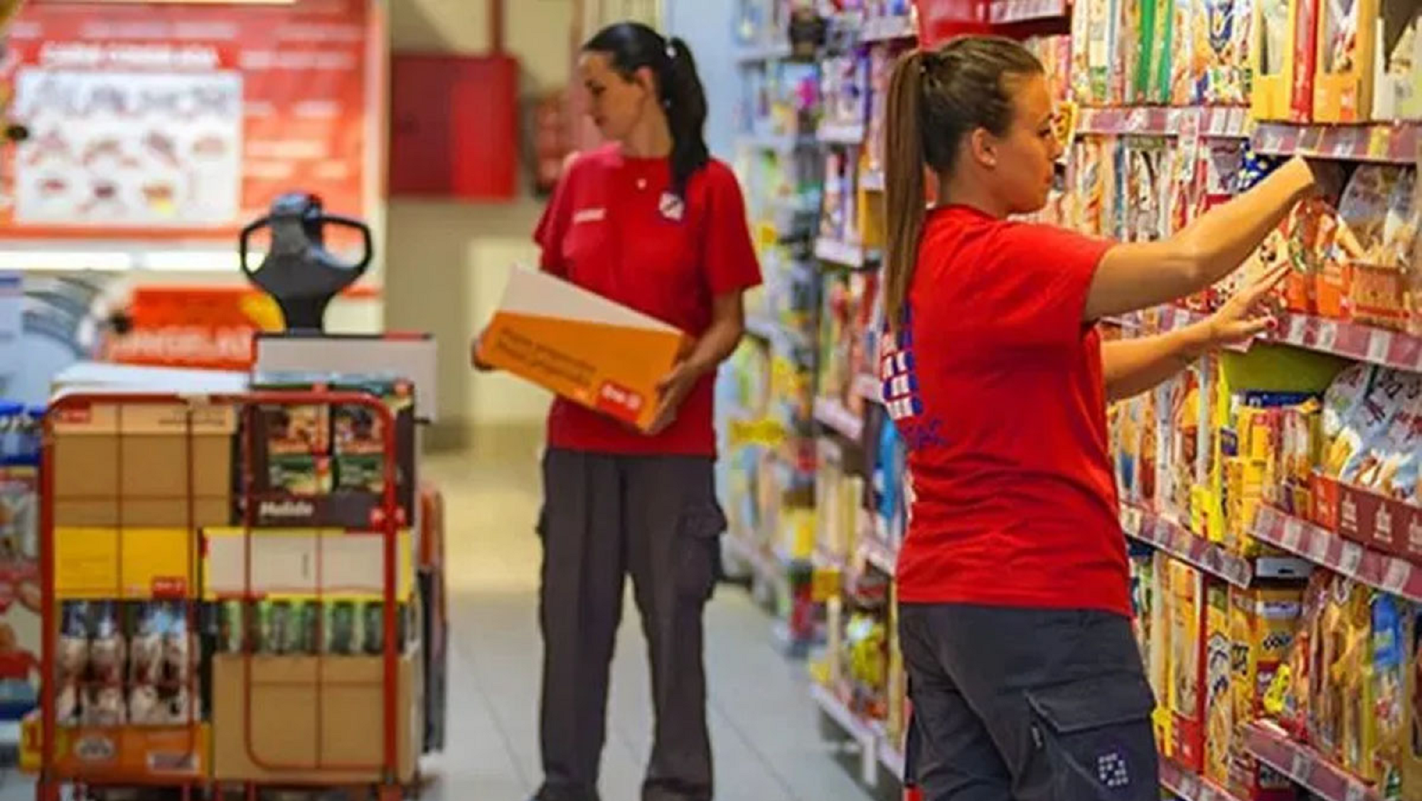 Una importante cadena de supermercados ofrece varios puestos de trabajo para personas con secundario completo y poca experiencia. Todos los detalles y los requisitos.