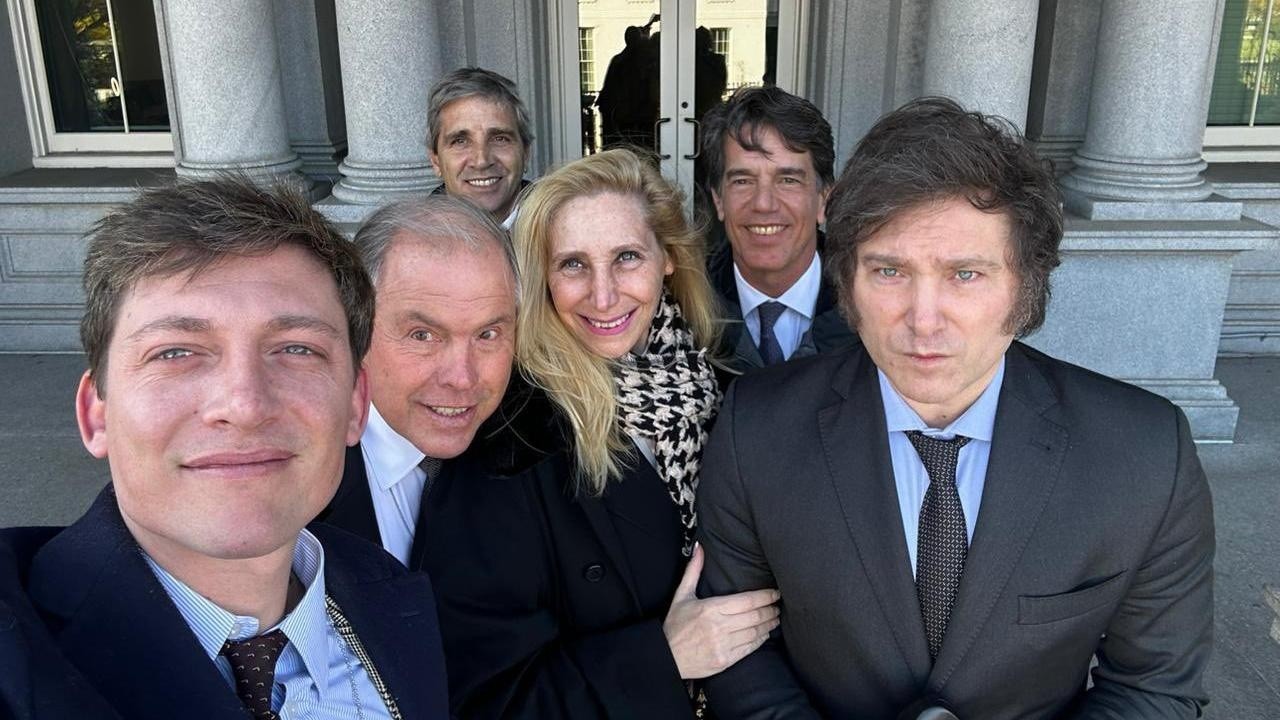 Javier Milei con los principales dirigentes de La Libertad Avanza en Estados Unidos (X/@FerCerimedo_ok).