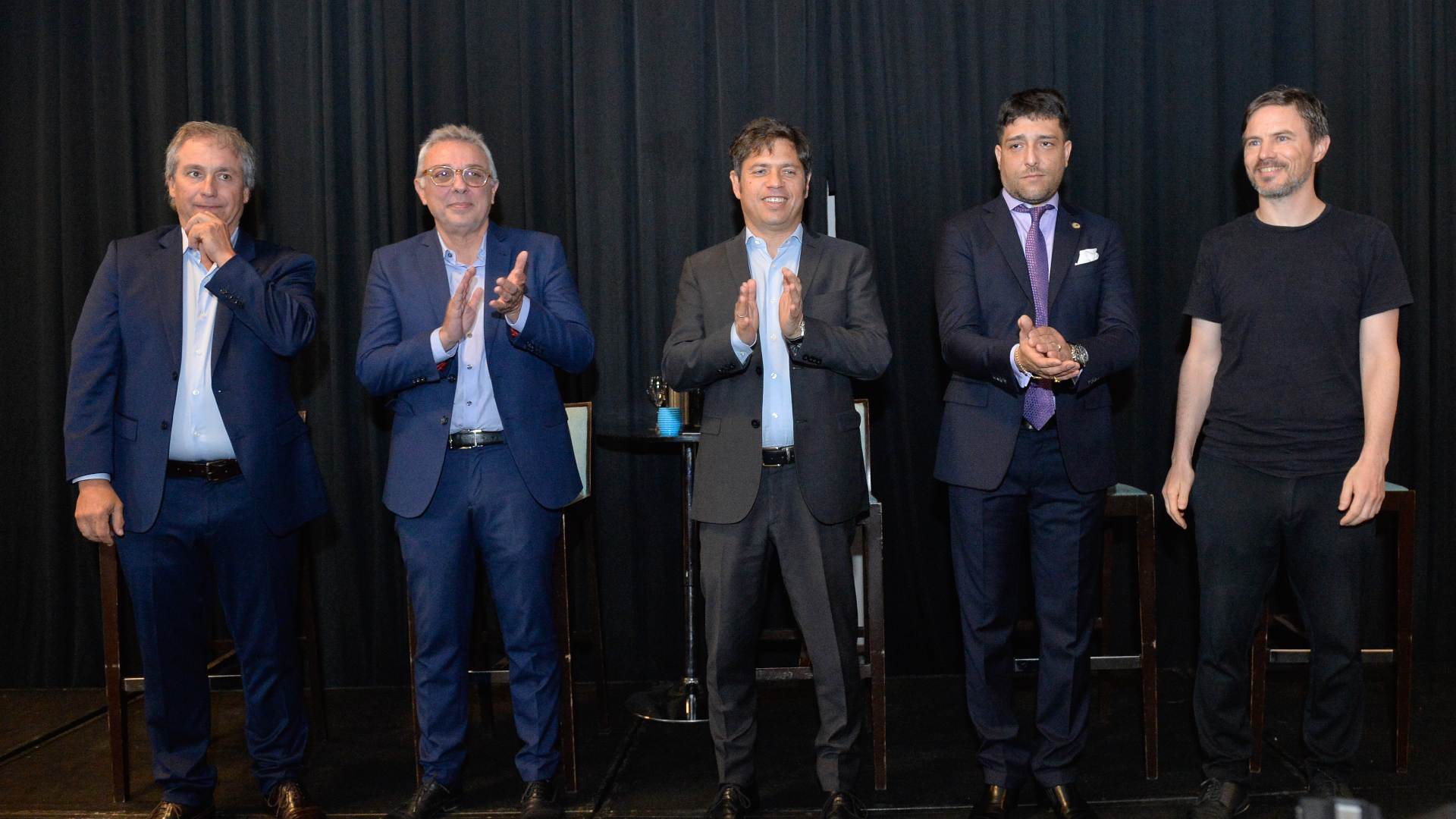 Axel Kicillof junto a representantes hoteleros y gastronómicos. (Twitter)