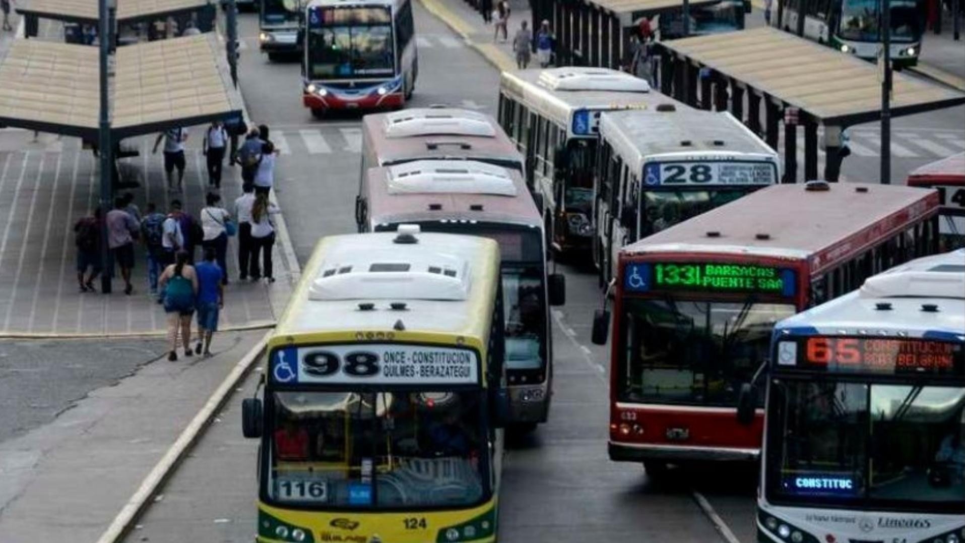 Una empresa de colectivos busca incorporar nuevos trabajadores.