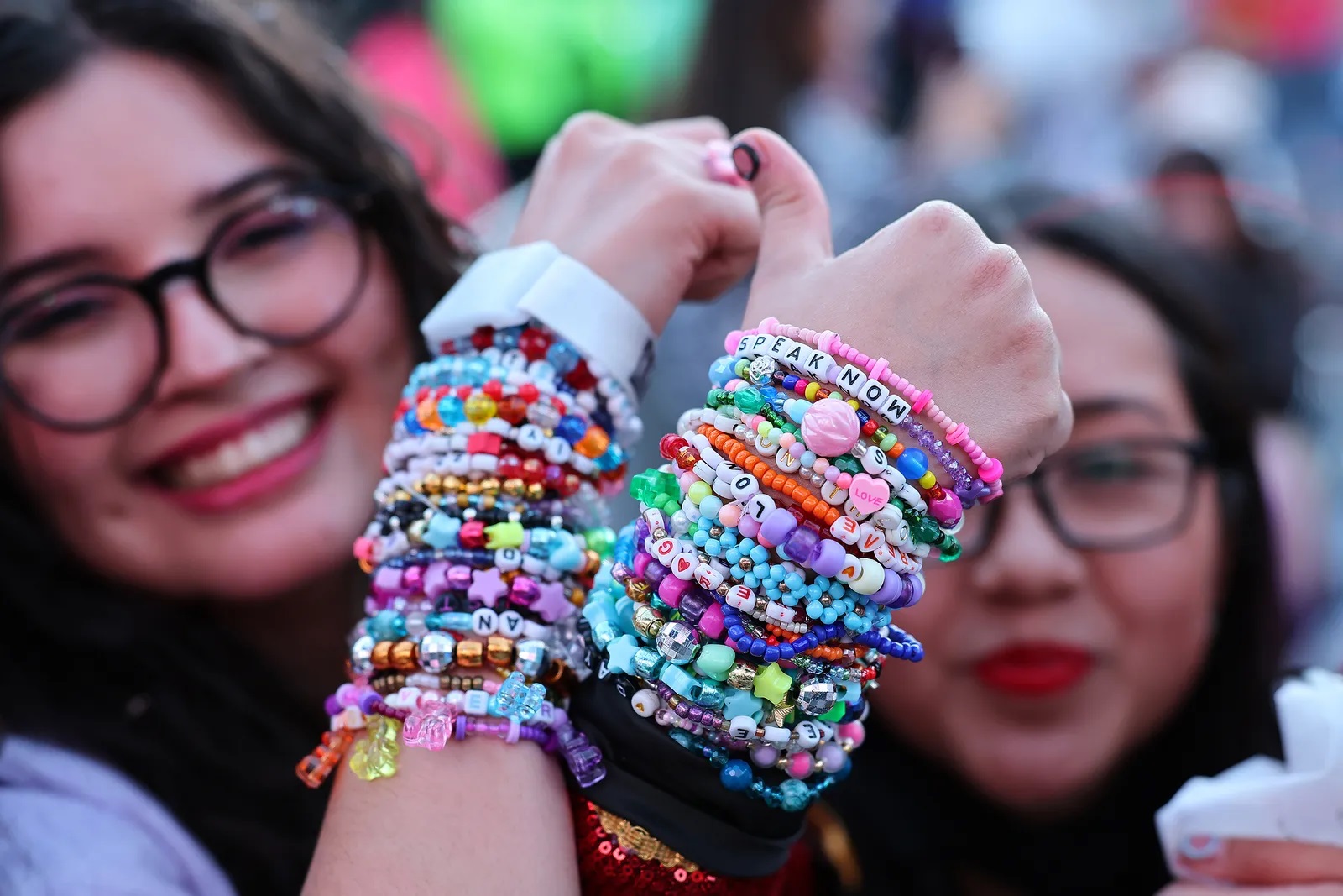 Las swifties prepararon durante meses sus 'friendship bracelets' o brazaletes de la amistad para intercambiar durante los shows. 