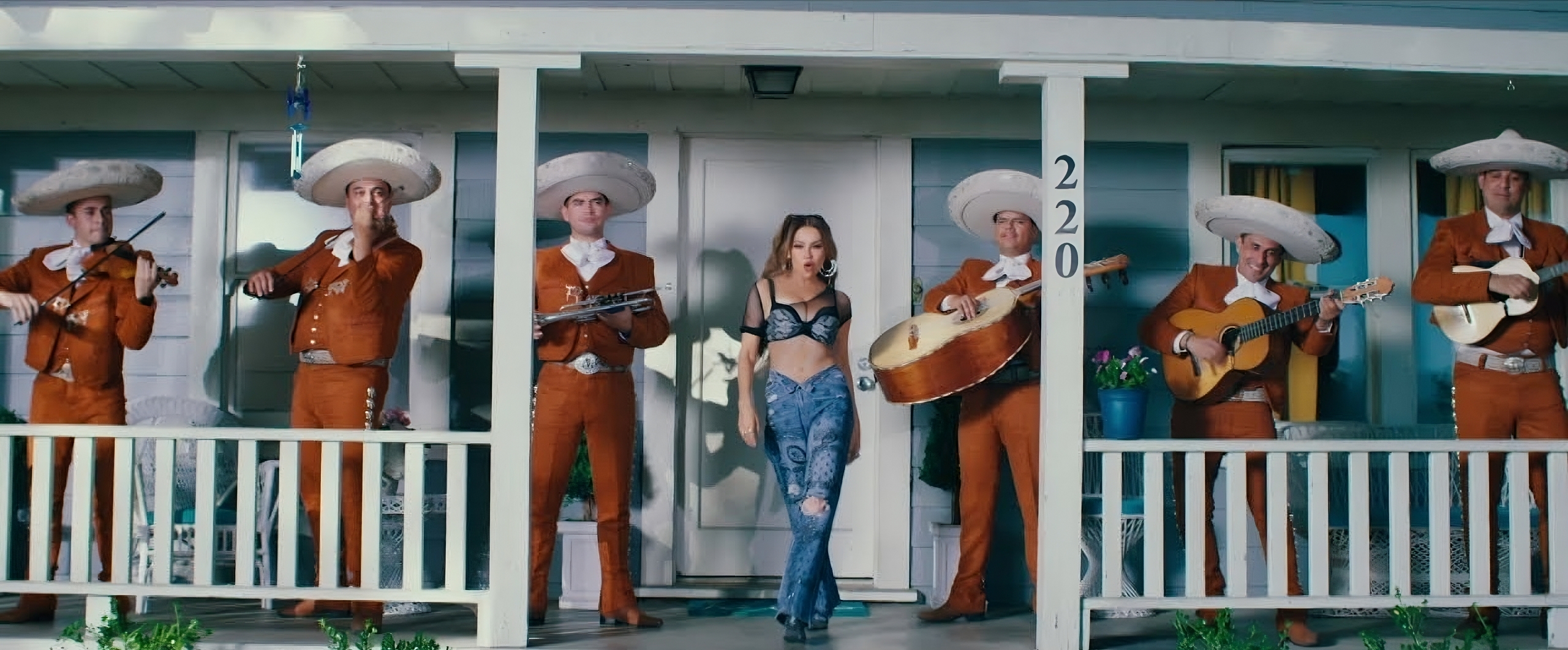 Thalía se adentra en la música de su país con “Choro”, junto a Estilo Sin Límite.