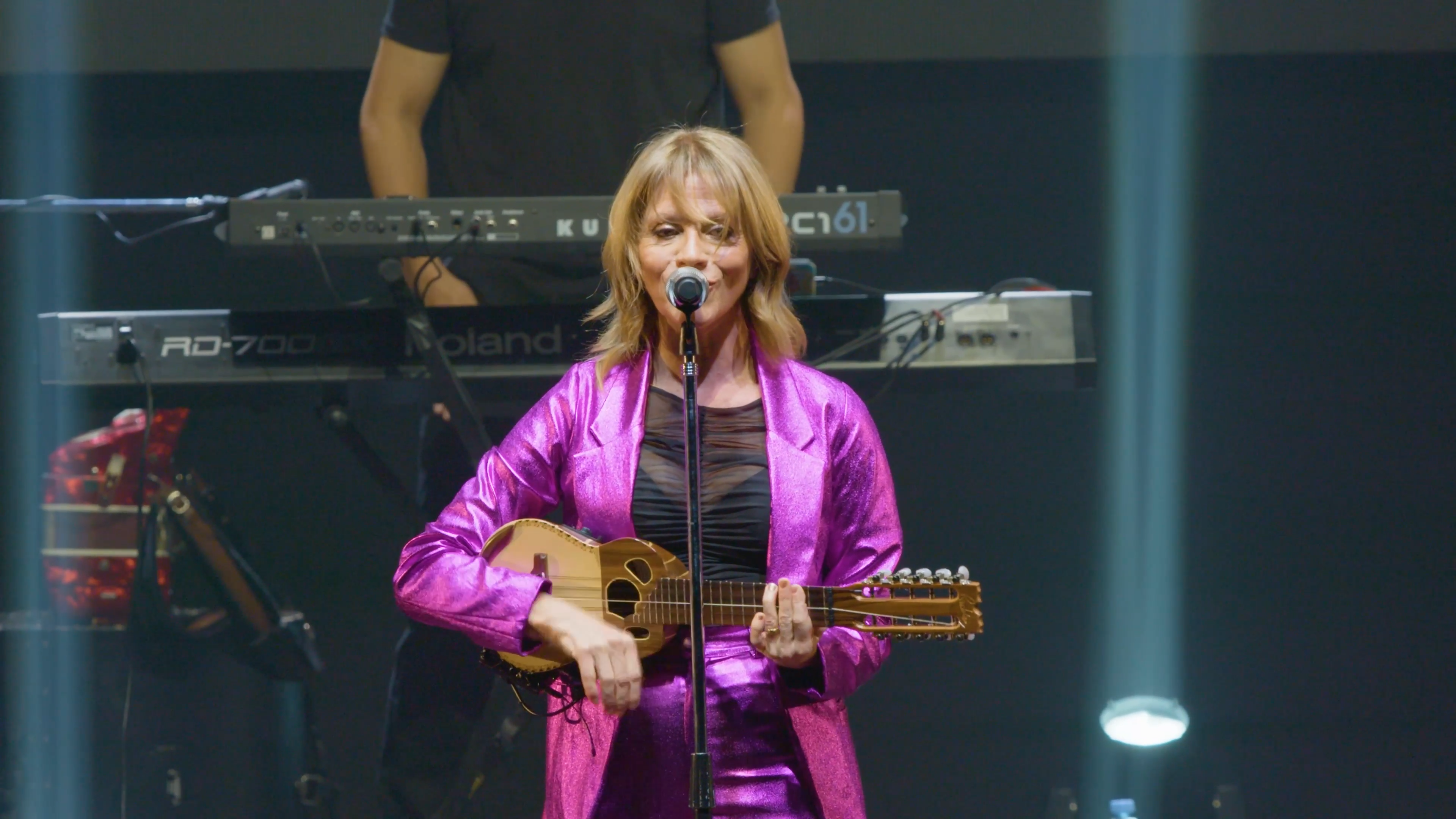 La cantante argentina festeja su cumpleaños con versiones en vivo de sus clásicos.