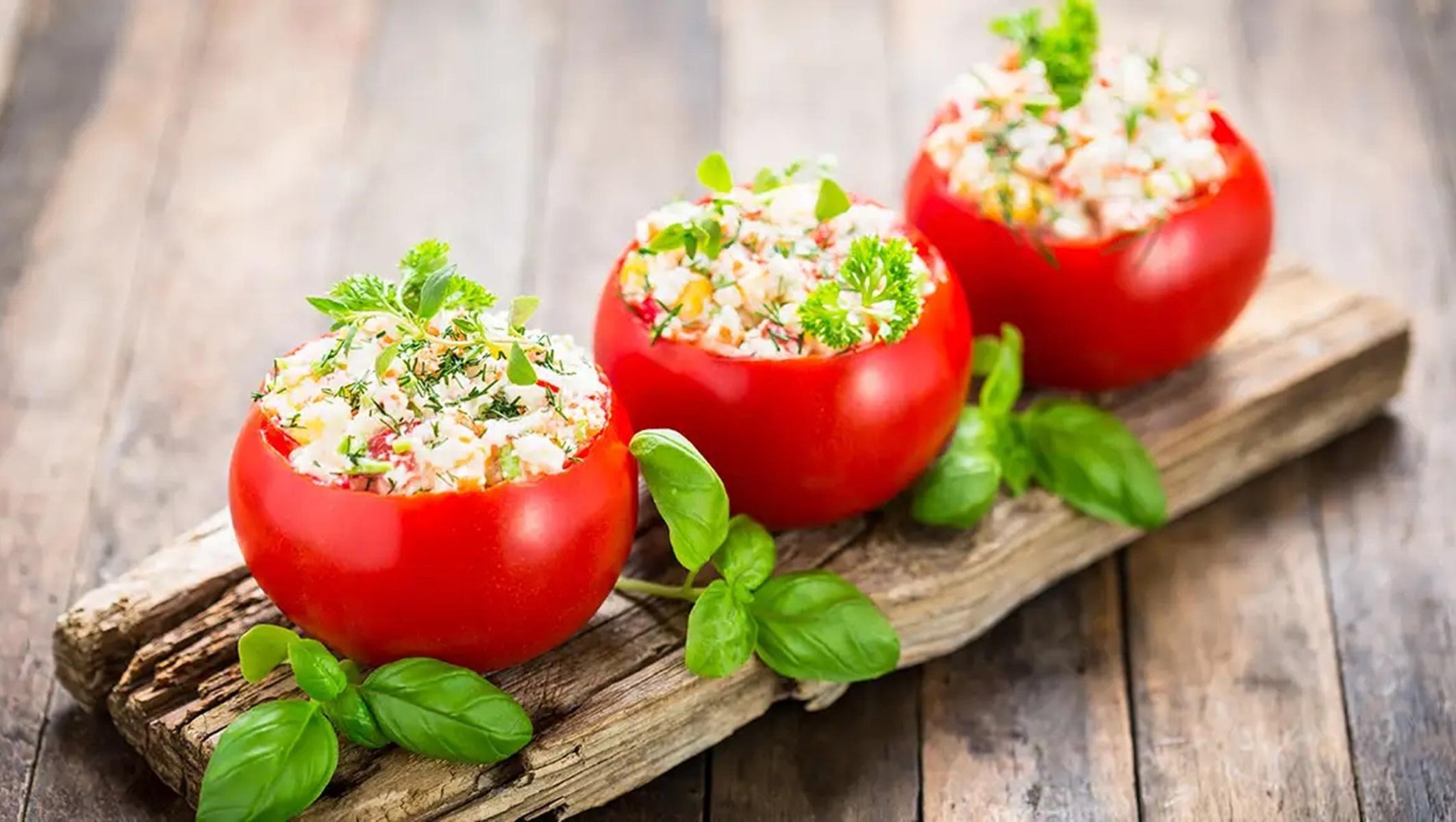 Tomates rellenos: un plato frío clásico de la cena navideña.