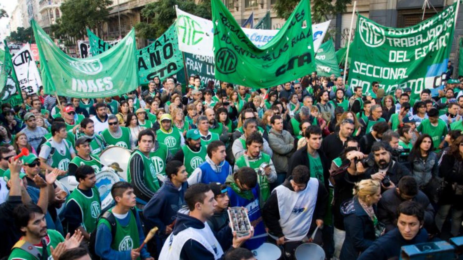 Movilización de ATE contra el decreto de Javier Milei.