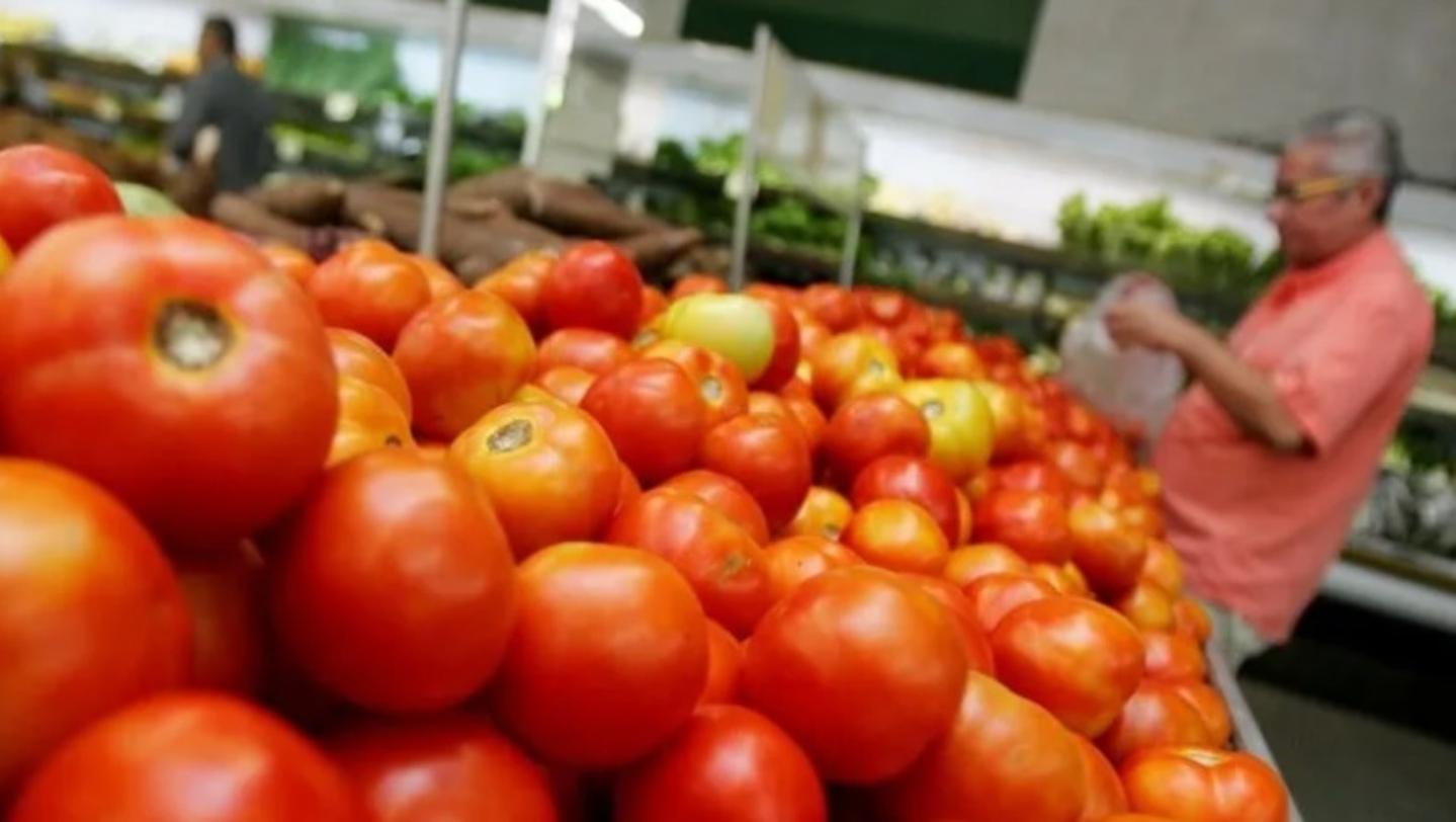 El tomate se vende, como mínimo, a $1.200 el kilo en los supermercados.