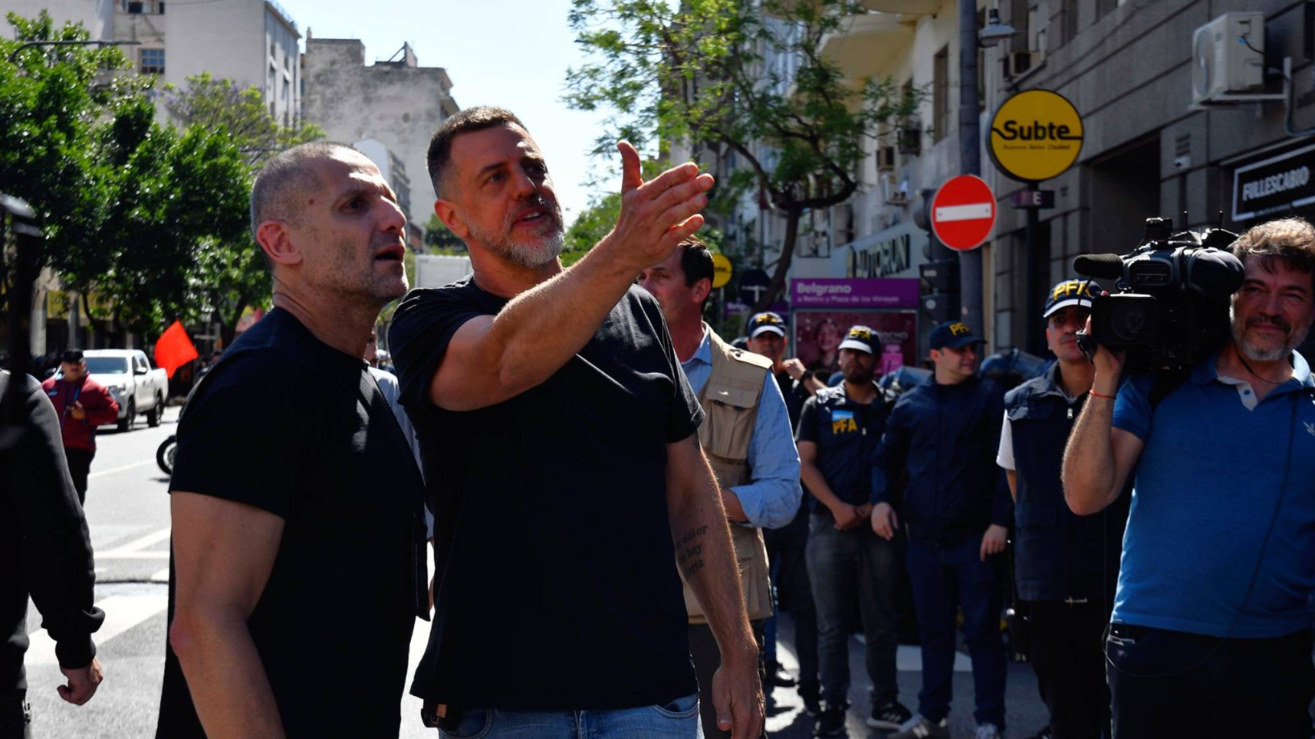 Kravetz supervisando el operativo de control de los manifestantes hacia Plaza de Mayo. (Télam)