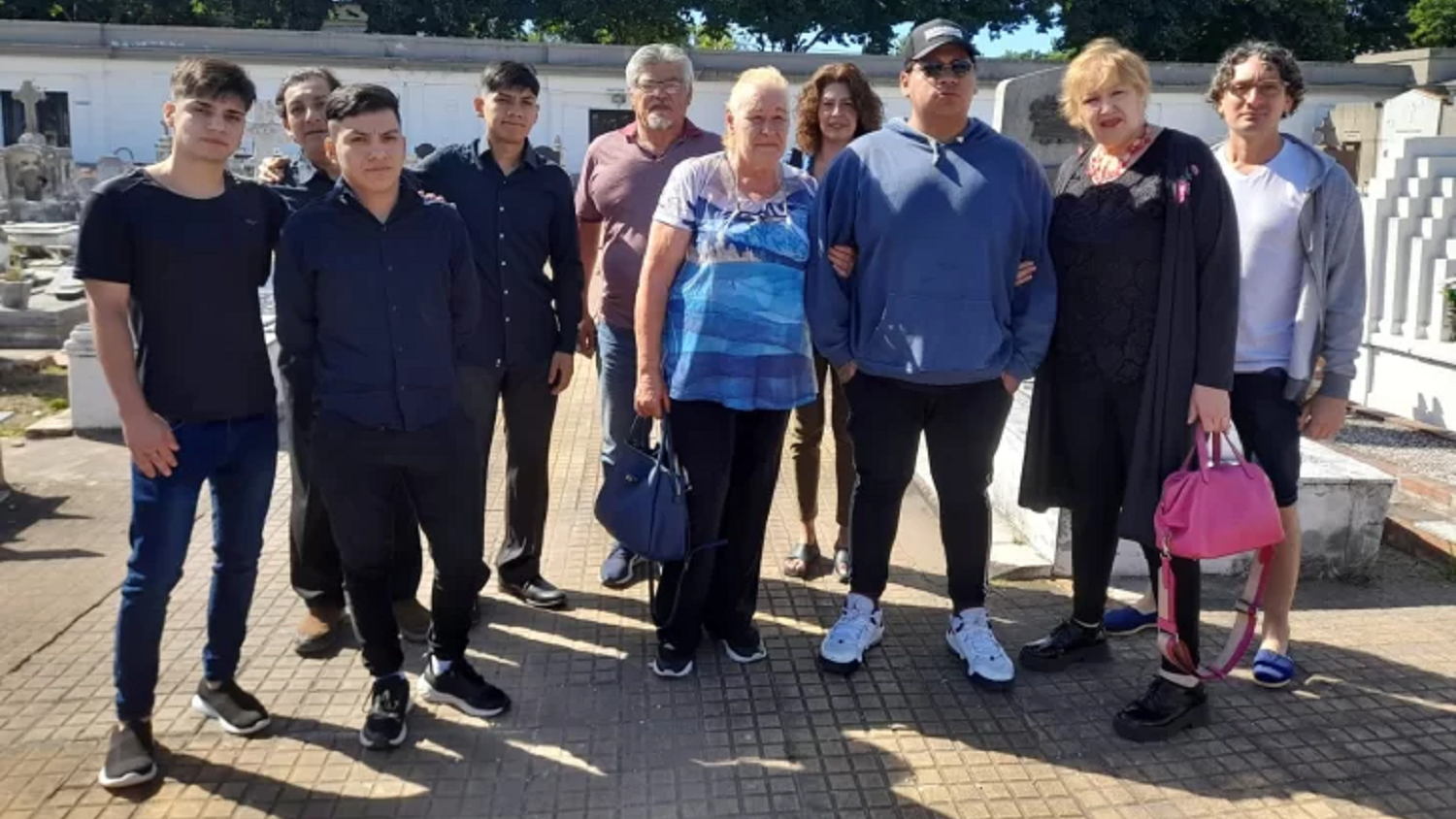 Familiares y amigos junto a Irene y Juan Demelli en el cementerio de San Isidro.